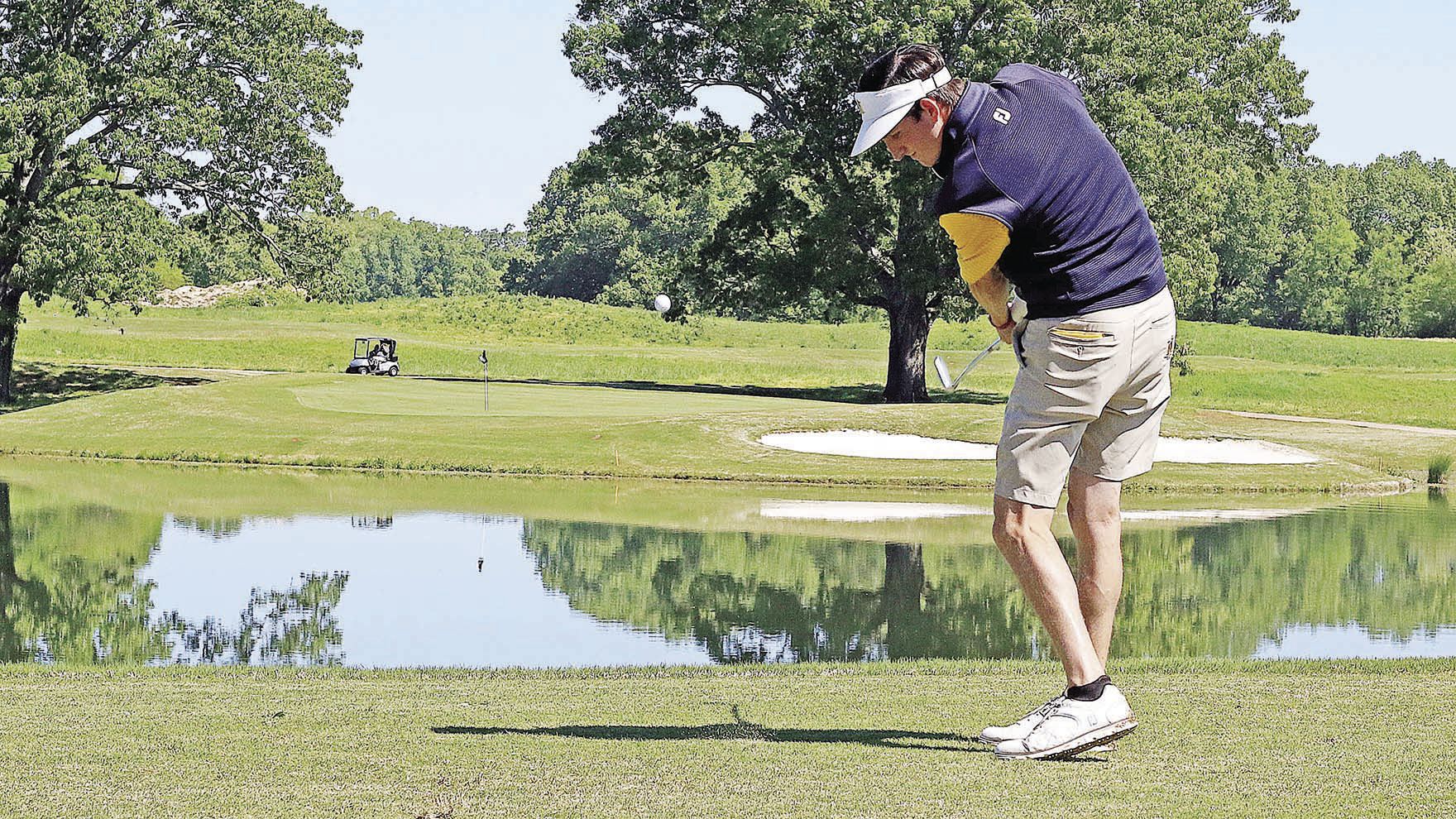 Knight tees off on par 3